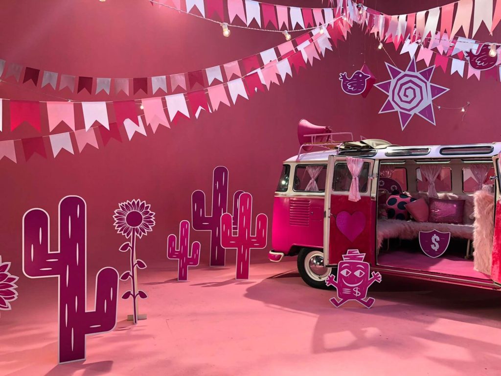 Filme publicitário Serasa época de São João, kombi personalizada Serasa em rosa com megafones e personalização interna KOMBIZINHA